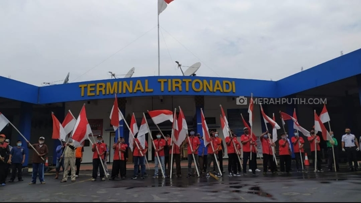 Ratusan sopir, kondektur, dan kernet di Terminal Tipe A Tirtonadi Solo mengibarkan bendera merah putih, Kamis (20/5). (MP/Ismail)