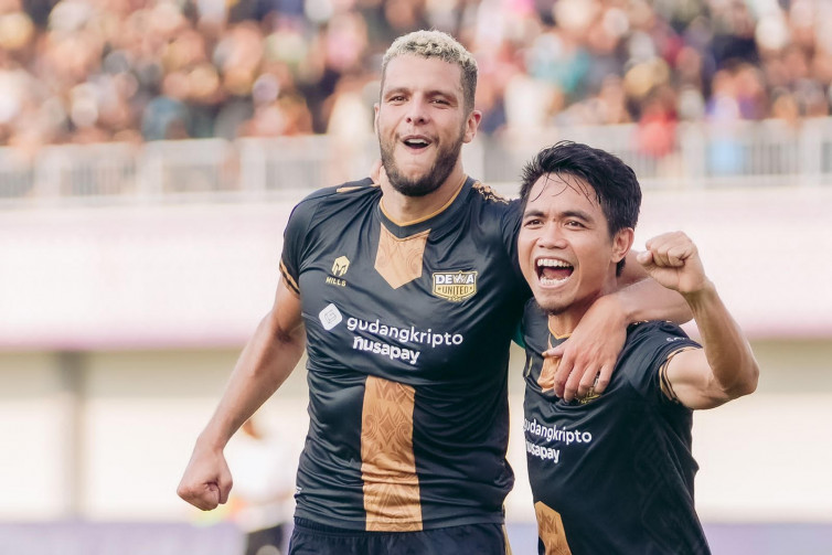 Karim Rossi dan Rangga Muslim merayakan gol ke gawang Bhayangkara FC. (BolaSkor.com/Fayon Fitrianto)