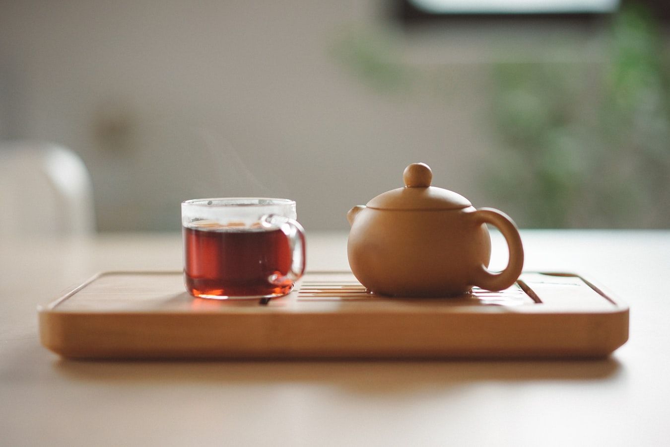 Teh mengandung kafein yang lebih rendah daripada kopi. (Foto: Unsplash/Manki Kim)