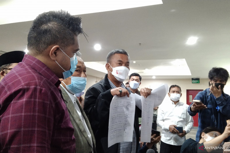Ketua DPRD DKI Jakarta Prasetyo Edi Marsudi (kanan) menunjukkan surat penyampaian hak interpelasi soal Formula E di Gedung DPRD DKI Jakarta, Kamis (26/8/2021). ANTARA/Dewa Ketut Sudiarta Wiguna