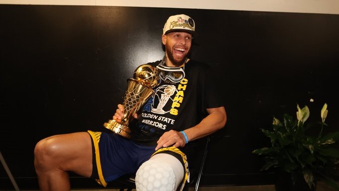 Stephen Curry Raih MVP NBA 2022