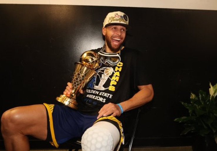 Stephen Curry Raih MVP NBA 2022