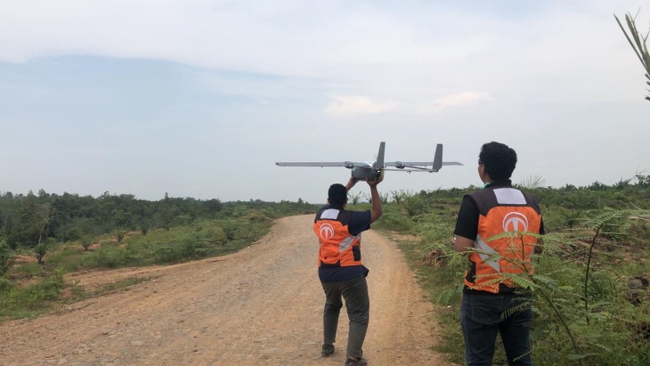 Tim Terra Drone Drone Indonesia saat akan menerbangkan drone. (Foto: Istimewa)