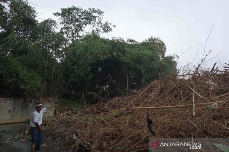 Kuncen Petilasan Sultan Matangaji menunjukkan petilasan yang telah diratakan dengan tanah oleh pengembang perumahan. (ANTARA/Khaerul Izan)