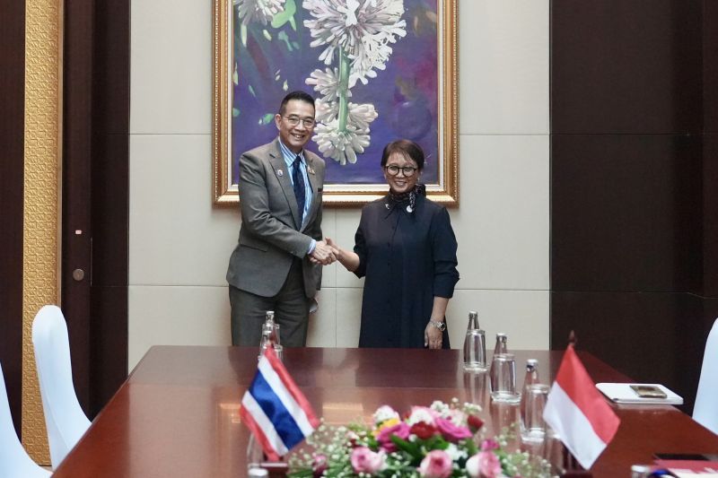 Menlu Retno Lakukan Pertemuan Perdana Dengan Menlu Thailand di Laos
