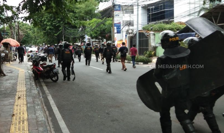 Dipukul Mundur Aparat, Massa 1812 Kocar-Kacir ke Jalan Thamrin dan Medan Merdeka