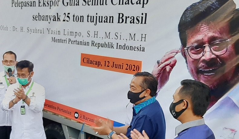 enteri Pertanian Syahrul Yasin Limpo (kiri) usai melepas ekspor 25 ton gula semut asal Cilacap dengan tujuan Brasil di Cilacap, Jawa Tengah, Jumat (12/6/2020) sore. ANTARA/Sumarwoto