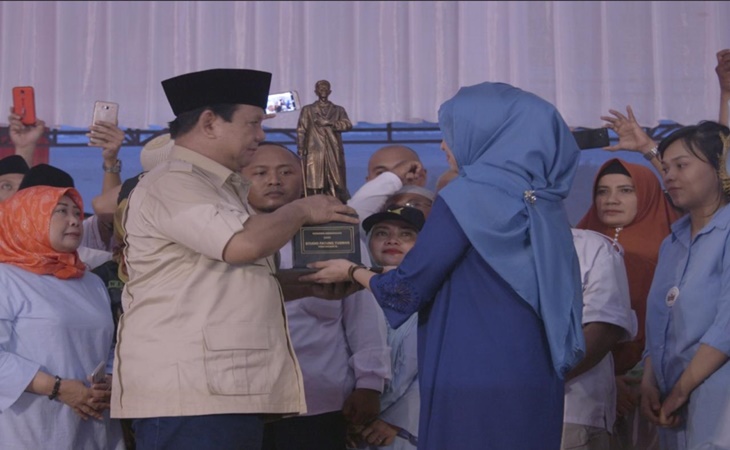 Pemberian miniatur patung Jenderal Soedirman kepada Prabowo Subianto