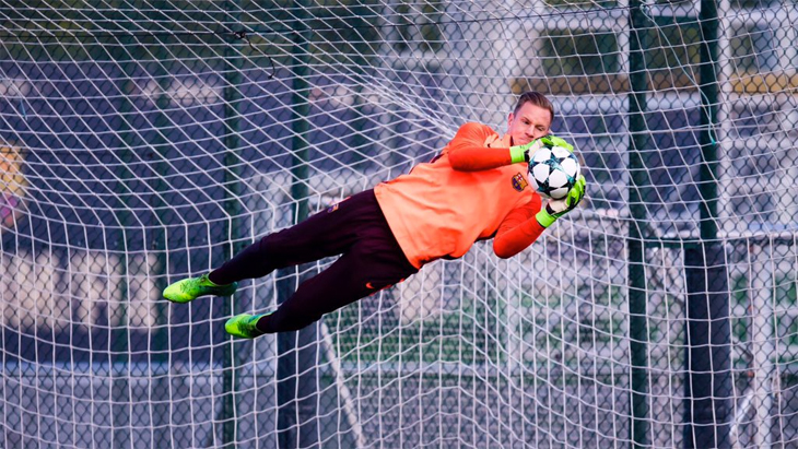 Tewasnya Kiper Persela, Kiper Barcelona: Sebuah Kisah Menyedihkan untuk Sepak Bola