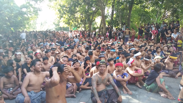 Warga Desa Adat Kedonganan mandi lumpur