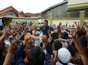 Ratusan Warga Hadang Sandi di Pasar Cikijang, Jabar