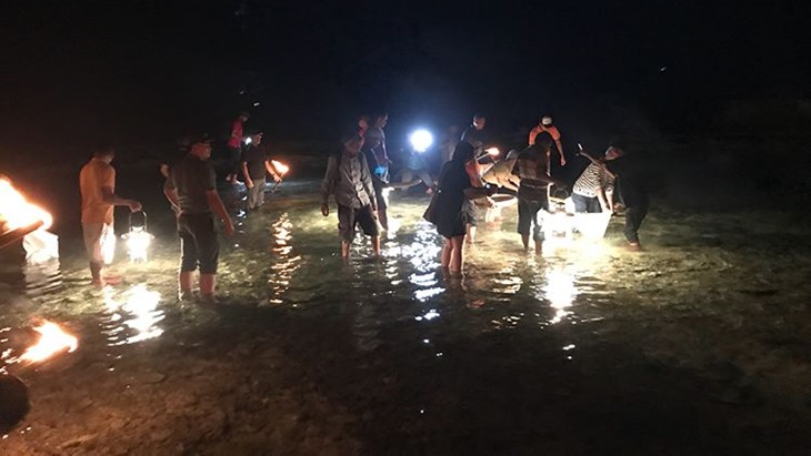 Tradisi Timba Laor di Pulau Dodola. (Instagram/@hanfry.s)