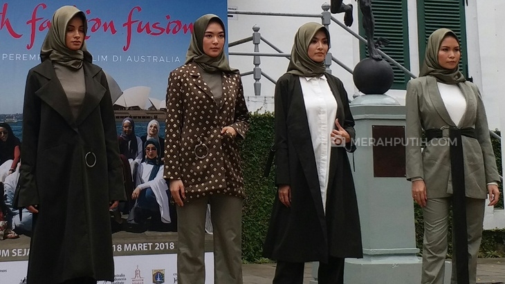 Tampil Feminin dengan Army Look