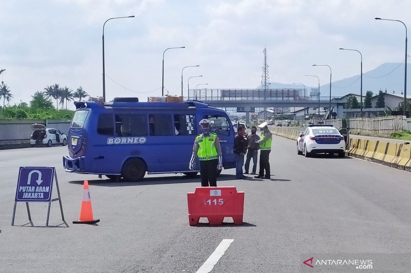 Polisi lakukan penyekatan arus lalu lintas saat Operasi Ketupat Lodaya 2020. (ANTARA/Bagus Ahmad Rizaldi)