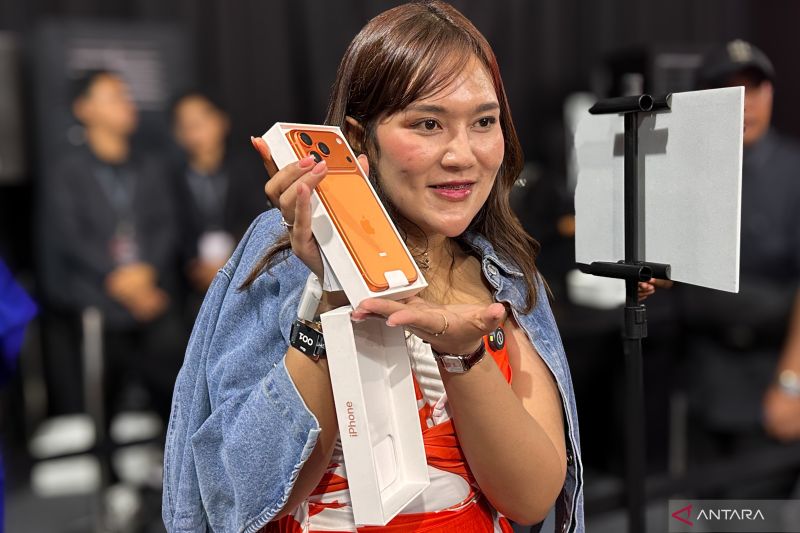 Rela Ngantre dari Dini Hari! Gaun Pembeli Ini Matching Persis dengan iPhone 17 Pro Max Barunya
