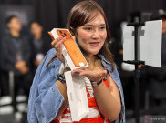 Rela Ngantre dari Dini Hari! Gaun Pembeli Ini Matching Persis dengan iPhone 17 Pro Max Barunya