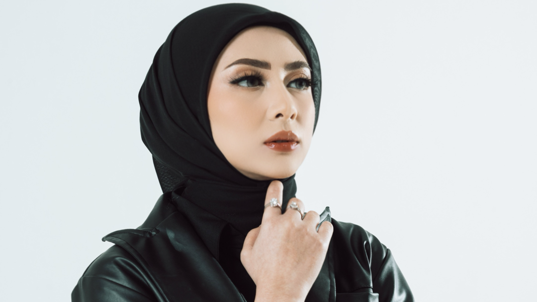 Dewi Hani Jayanti Persembahkan 'Karena Kucinta Dia', Lagu Haru untuk Mendiang Ibu