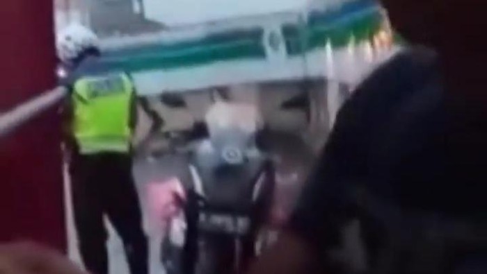 Tangkapan layar anggota polisi diduga minta sekarung bawang.