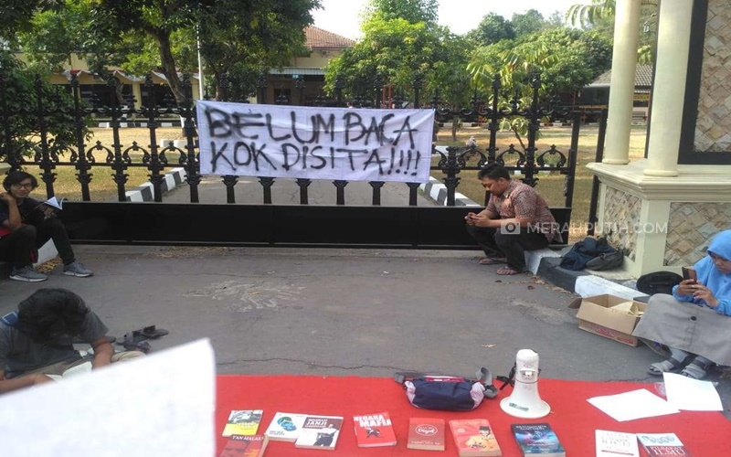 Protes Penyitaan Buku DN Aidit, BEM UNS Surakarta Gelar Aksi Baca Buku di Kantor Polisi