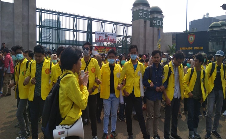 Elemen mahasiswa kontra RKHUP berunjuk rasa depan Gedung DPR/MPR