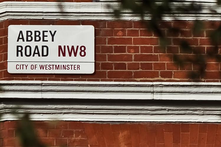 Papan tanda Abbey Road. (Foto Hypebeast)