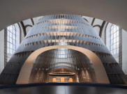 Pengunjung Dibuat Terkesima Dengan Toko Buku eks Gereja Shanghai Ini