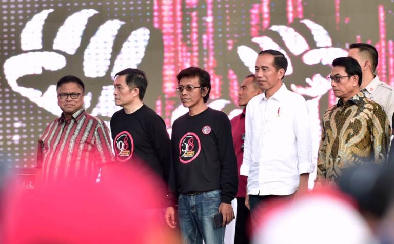 Presiden Jokowi saat bertemu relawan