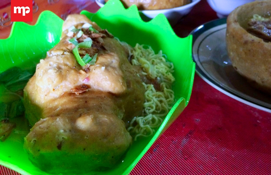 Rasakan Sensasi Makan Bakso 'Buaya Beranak' di Kedai Joko Kendil