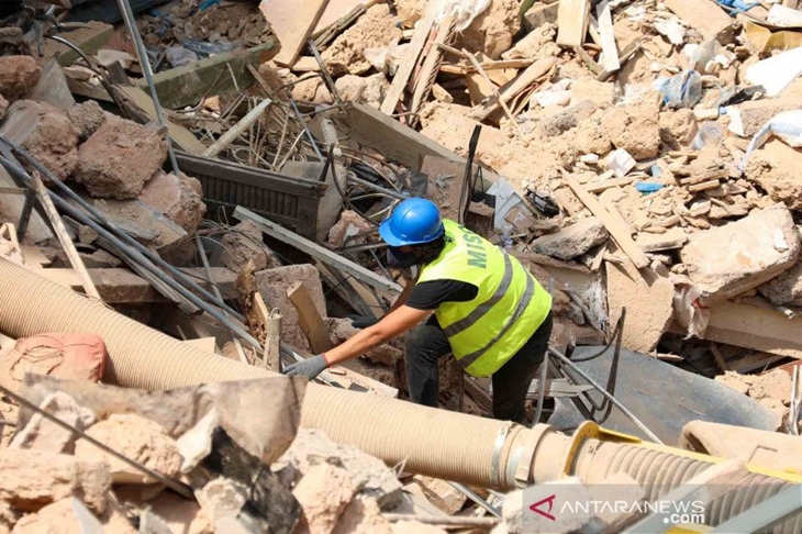 Seorang relawan menggali reruntuhan bangunan yang runtuh akibat ledakan di area pelabuhan untuk mencari korban selamat setelah ditemukan tanda-tanda kehidupan di Gemmayze, Beirut, Lebanon, Sabtu (5/9/2020). ANTARA FOTO/REUTERS/Mohamed Azakir/wsj.