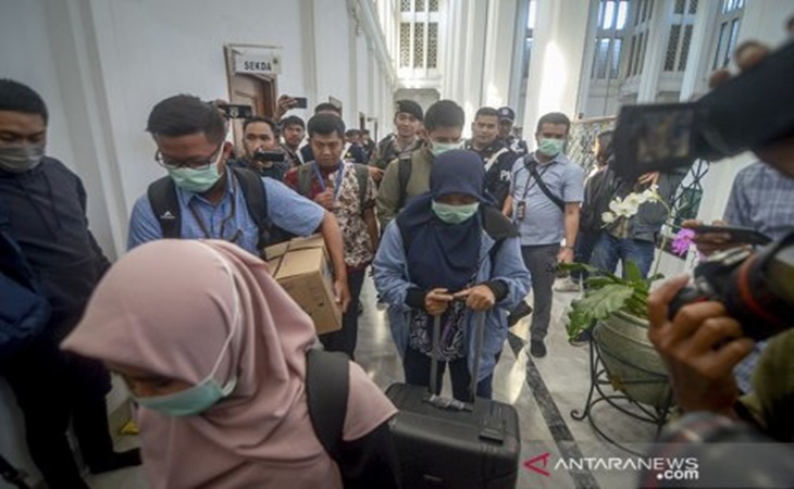 Petugas KPK membawa sejumlah dokumen dari ruang kerja Sekda Jabar Iwa Karniwa
