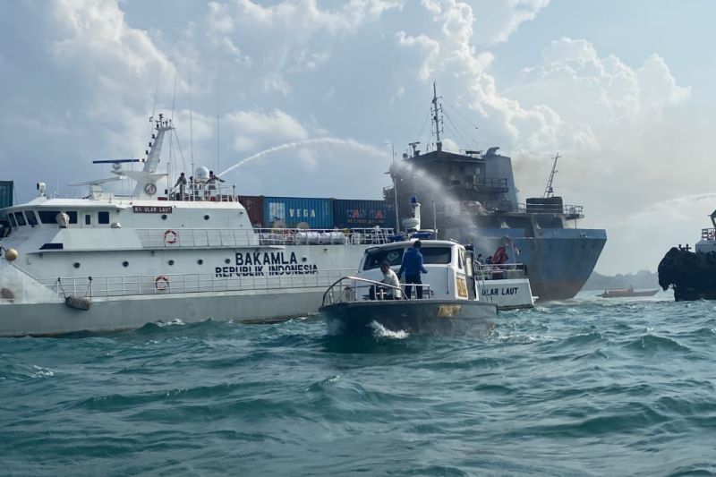 Kapal KM Alexindo 8 Terbakar di Perairan Batam