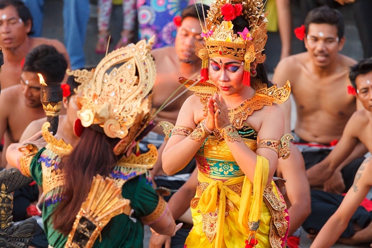 Di Uluwatu kamu dapat menyaksikan tari kecak dan api. (Foto: Pixabay/z0man)