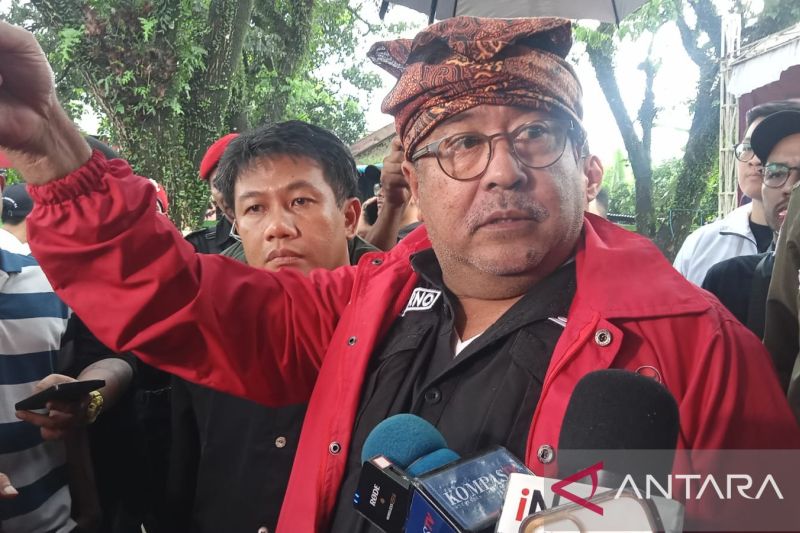 Ketua TPD Ganjar-Mahfud wilayah Banten, Rano Karno, usai deklarasi dukungan dan temu wicara dengan warga Cilangkahan di Islamic Center, Jumat (19/1)