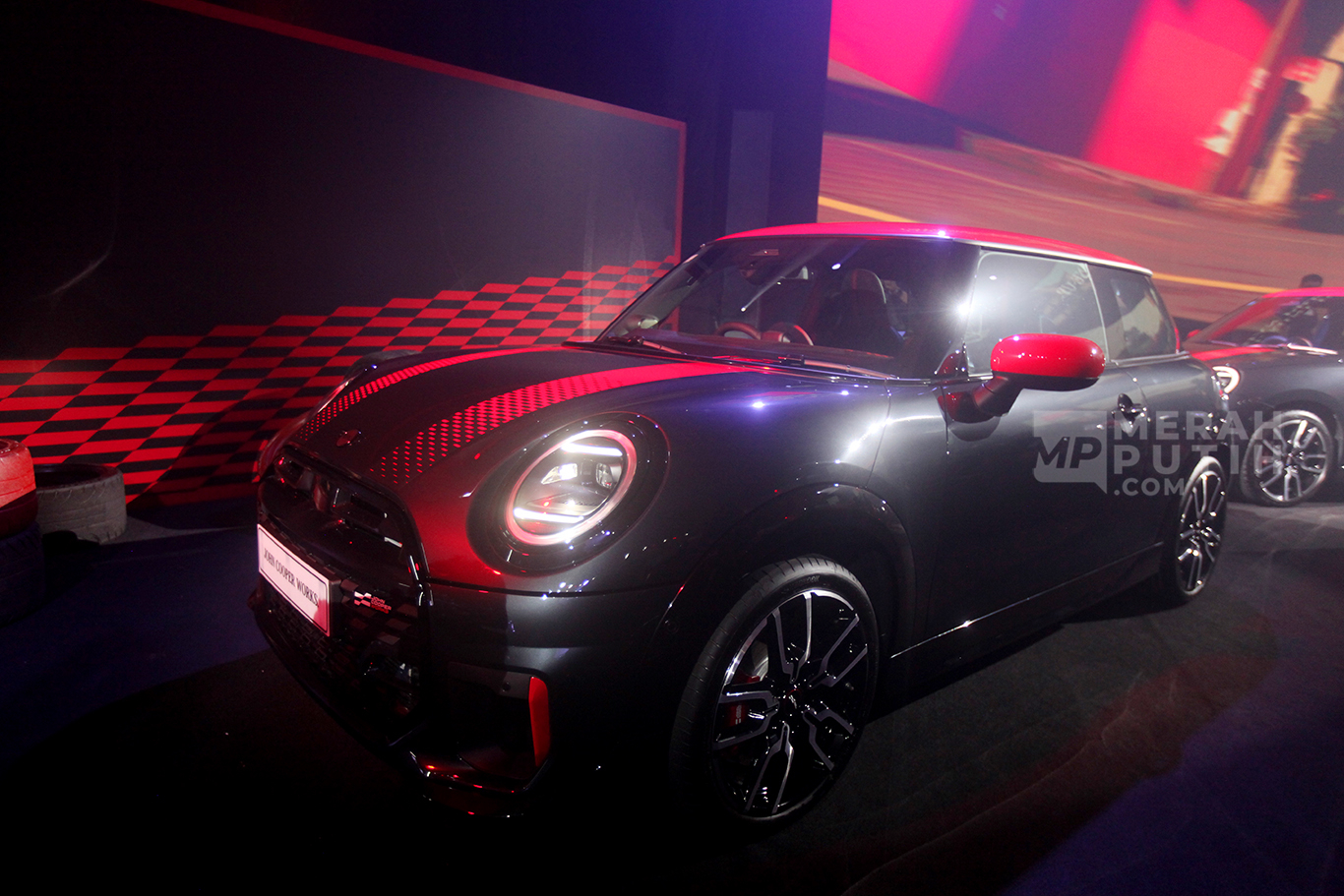 Mobil Mini Cooper Cabrio saat peluncuran MINI John Cooper Works model terbaru di Jakarta, Jumat (23/5/2025).