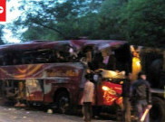 Bus Pariwisata Terguling di Tanjakan Emen