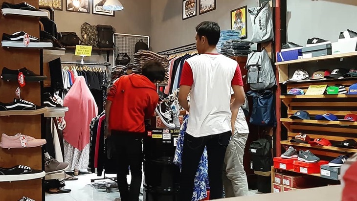 Aku Tidak Sengaja Beli Sepatu Uangnya Kurang