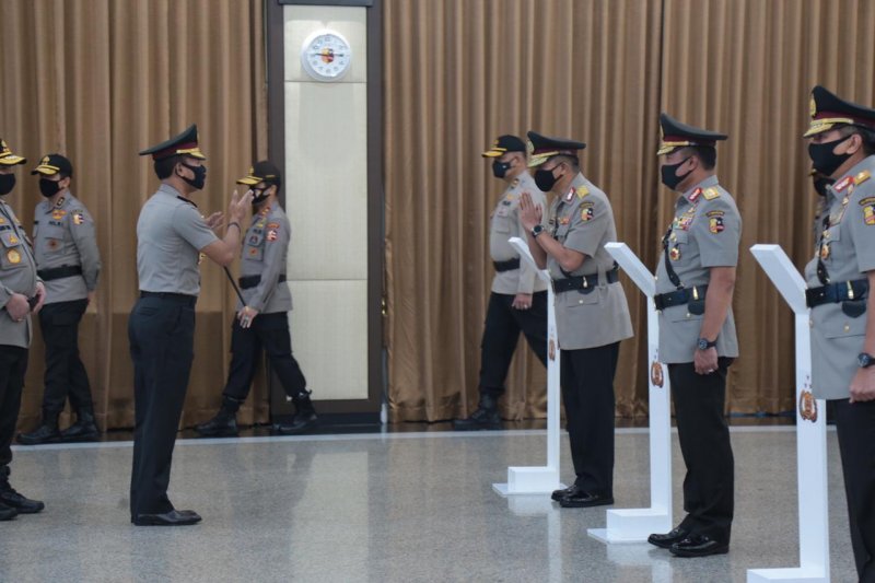 Kapolri Jenderal Pol. Idham Azis (kiri) memimpin upacara serah terima jabatan dan pelantikan sembilan kapolda di Mabes Polri, Jakarta, Jumat (8-5-2020). Upacara dilakukan dengan memperhatikan standar protokol kesehatan. ANTARA/HO-Humas Polri