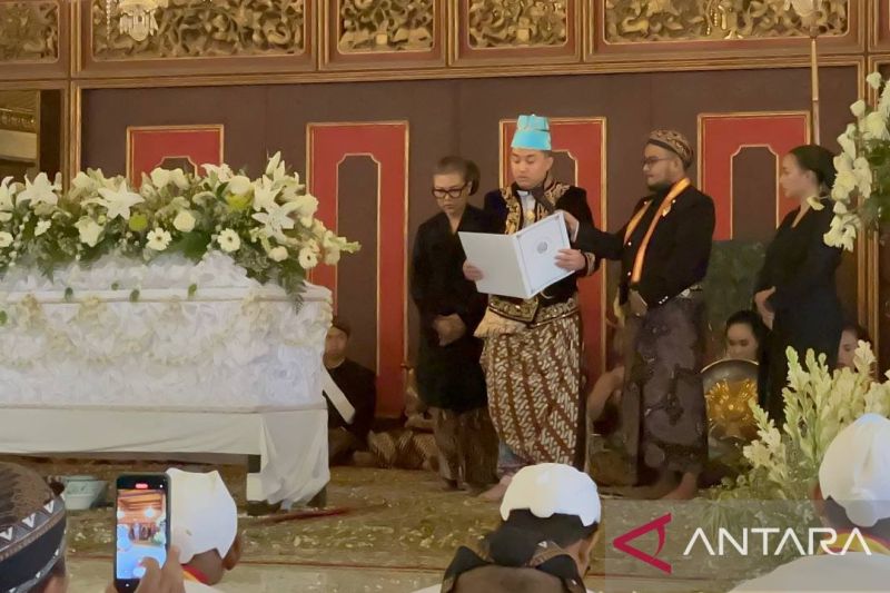 Putra Mahkota Ambil Sumpah Sebagai Paku Buwono XIV Dihadapan Jenazah Ayahnya