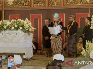 Putra Mahkota Ambil Sumpah Sebagai Paku Buwono XIV Dihadapan Jenazah Ayahnya