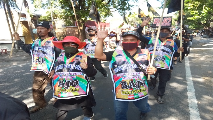 Rombongan pendukung pasangan independen Bajo jalan kaki 4 km menuju kantor KPU,  Minggu (6/9). (MP/Ismail).