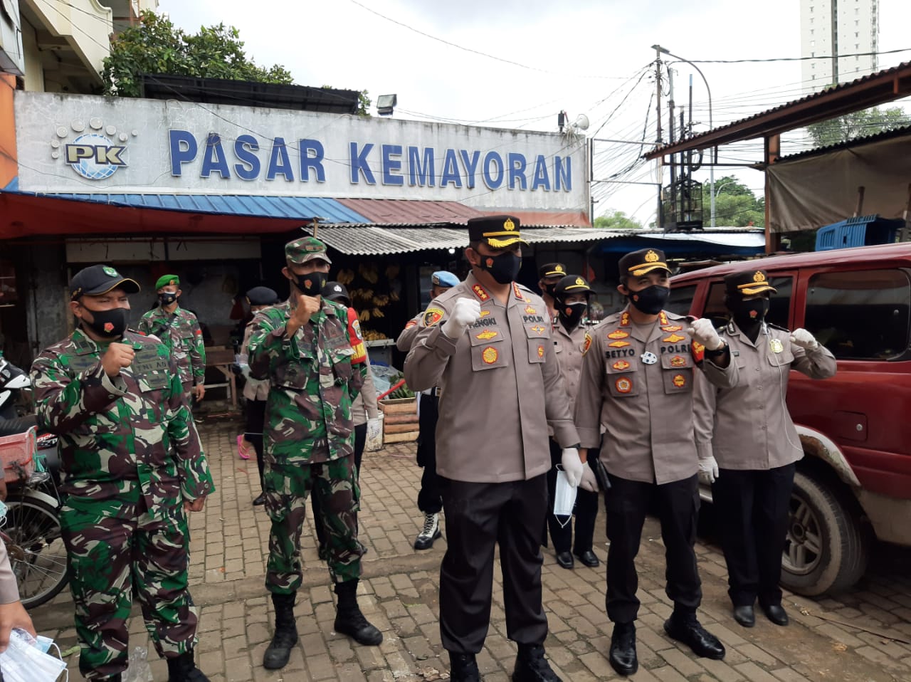 Kapolres Metro Jakarta Pusat, Kombes Hengki Haryadi blusukan ke Pasar Kemayoran, Jakarta Pusat, Senin (1/2). Foto: MP/Kanu