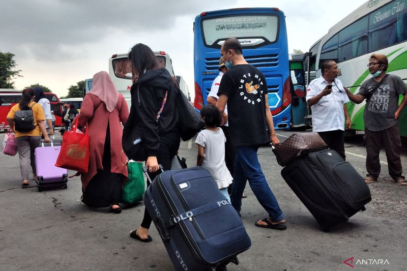 Pemudik mulai memadati Terminal Kalideres, Jakarta Barat. (Foto: Antara)