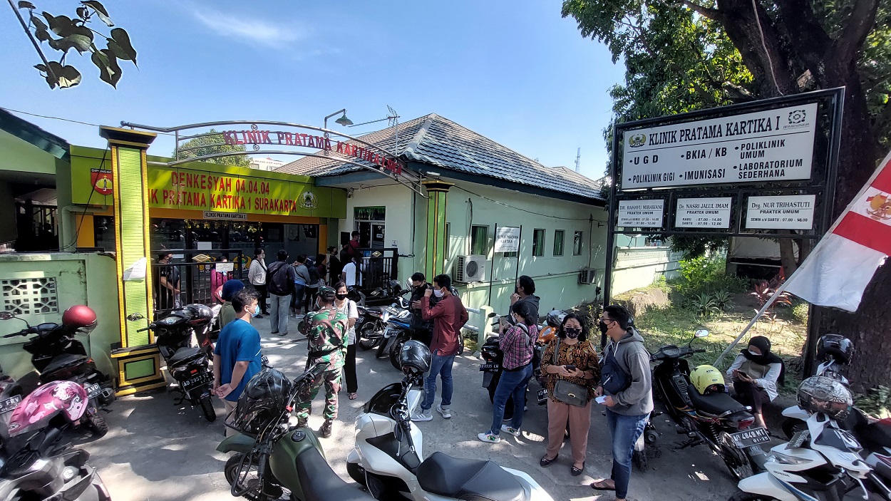 Warga kecele gagal mendapatkan vaksin dosis kedua di Denkesyah Klinik Pratama Kartika 1 Surakarta RS Slamet Riyadi, Kamis (13/8). (MP/Ismail)