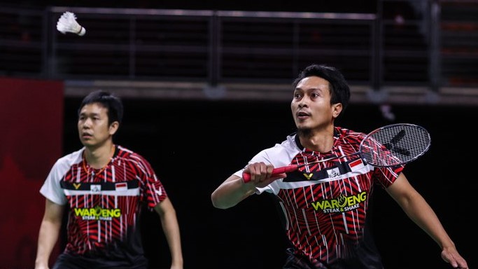 Pasangan ganda putra Indonesia, Mohammad Ahsan/Hendra Setiawan saat bertanding melawan wakil Malaysia, Aaron Chia/Wooi Yik Soh di laga terakhir Grup B BWF World Tour Finals 2020. Foto: Badminton Photo