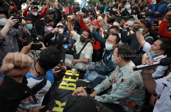 Duduk Bareng Buruh di Bibir Jalan, Anies Tanggapi Tuntutan Soal Kenaikan UMP