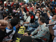 Duduk Bareng Buruh di Bibir Jalan, Anies Tanggapi Tuntutan Soal Kenaikan UMP