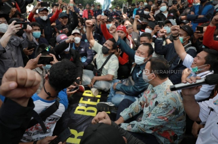 Duduk Bareng Buruh di Bibir Jalan, Anies Tanggapi Tuntutan Soal Kenaikan UMP