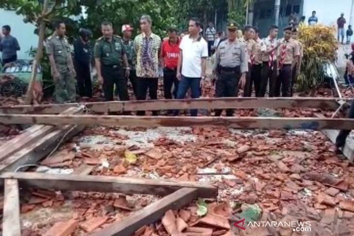Wakil Bupati Dedy Endriyatno, saat meninjau ke lokasi bencana aula roboh di SMK Negeri 1 Miri Sragen, Rabu. (ANTARA/HO-Dokumen Humas Polres Sragen)