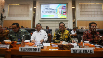 Raker Menteri UMKM Maman Abdurrahman dengan Komisi VII DPR bahas Penyaluran KUR