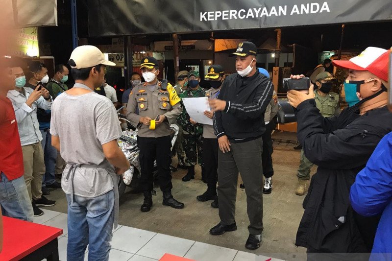 Wakil Wali Kota Bekasi Tri Adhianto Tjahjono memimpin patroli pencegahan penyebaran COVID-19 di Kecamatan Bekasi Timur, Kota Bekasi, Jawa Barat. (ANTARA/Pradita Kurniawan Syah)